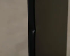 Kristina Dam Studio Pedestal sidobord svart