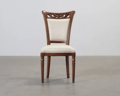 Matstol i trä och beige sits