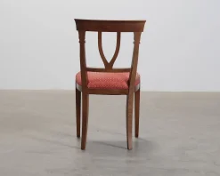 Matstol i trä och röd sits