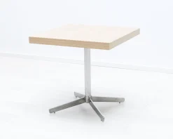 Sidobord med fot i metall