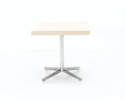 Sidobord med fot i metall