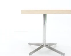 Sidobord med fot i metall