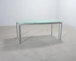 Utdragbart matbord med glasskiva