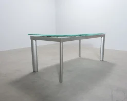 Utdragbart matbord med glasskiva