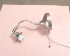 Vägglampa i metall