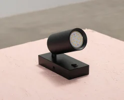 Vägglampa svart